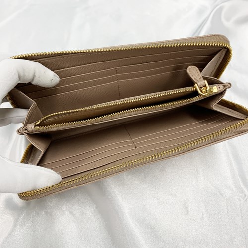 PRADA（プラダ） 【爆買】プラダ 財布 ロゴ サフィアーノレザー ジップ