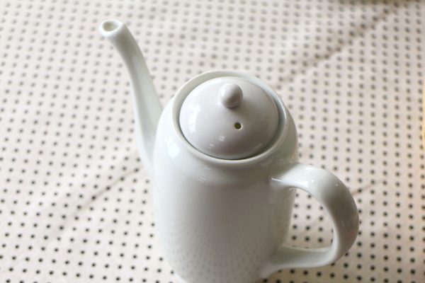 のっぽのシンプルティーポット 国産 瀬戸焼 ホーローではよく見かける