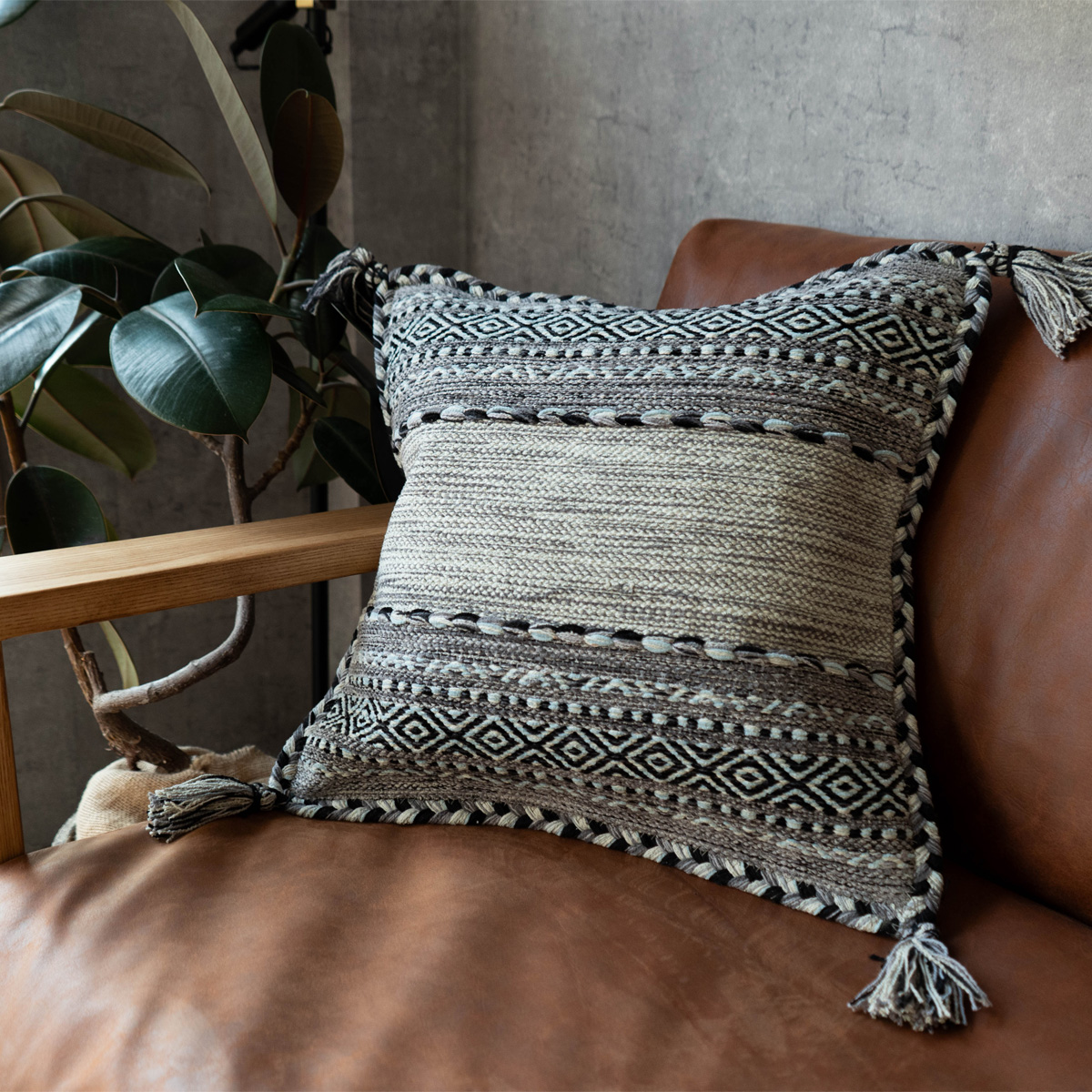 お正月セール‼️エンジェルフリンジ ゴブラン織りクッションカバーのみ