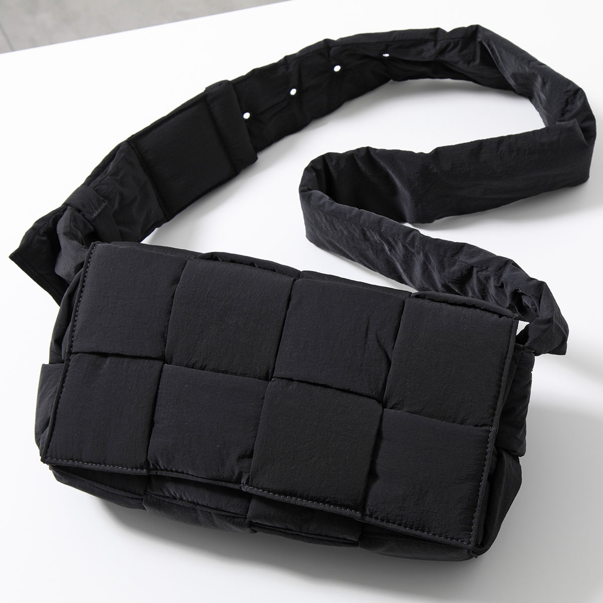 BOTTEGA VENETA（ボッテガ・ヴェネタ） ショルダーバッグ MEDIUM
