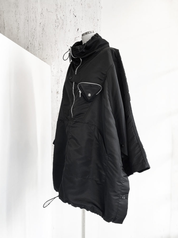 TOGA PULLA / NYLON TWILL PONCHO – six