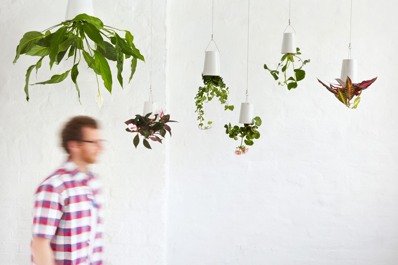 上下が逆さまになった植木鉢、Skyplanter (スカイプランター)