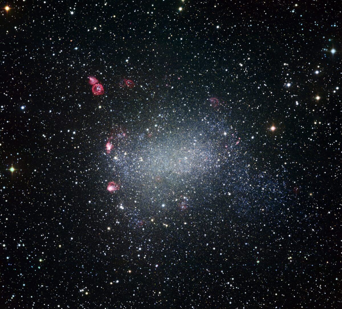 150万光年先の銀河で輝く無数の星々 ウェッブ宇宙望遠鏡で観測した矮小