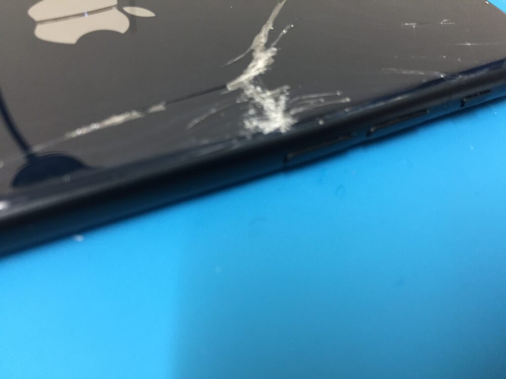 iPhoneSE 3の背面が割れてしまっている状態をバックパネル交換で修理