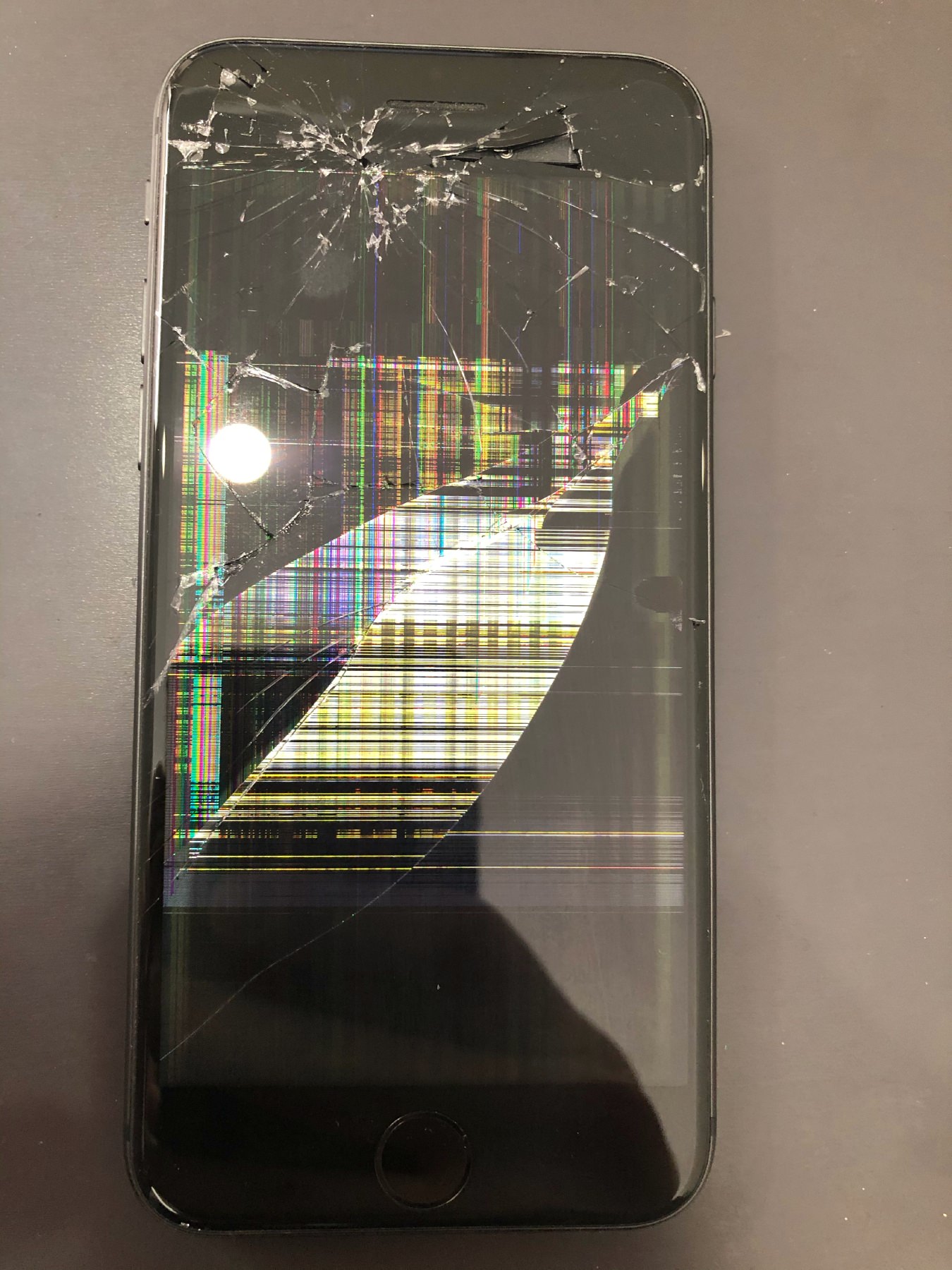 iPhoneの画面は割れたままでも使っていて大丈夫なの？ 放置していると