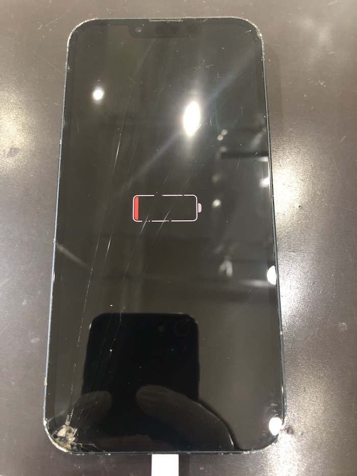 iPhone13】画面のガラスが割れて液晶が漏れてしまった – iPhone修理や