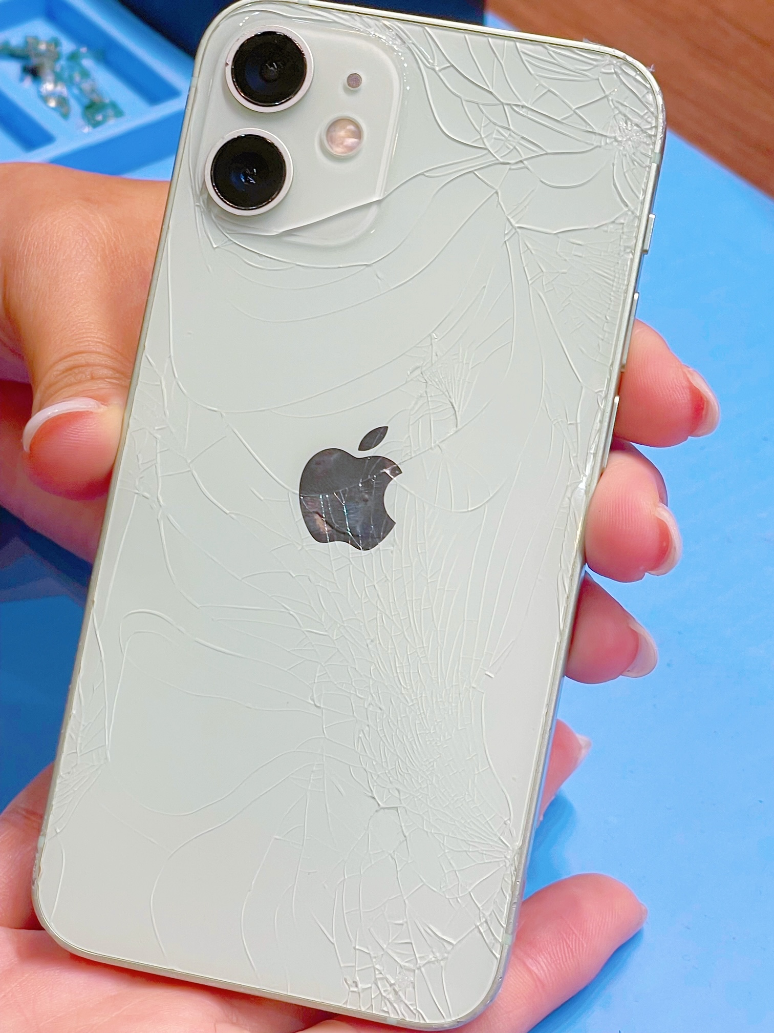 iPhone 12ブラック 背面ひび割れあり Apple iPhone 12 64 ブラック