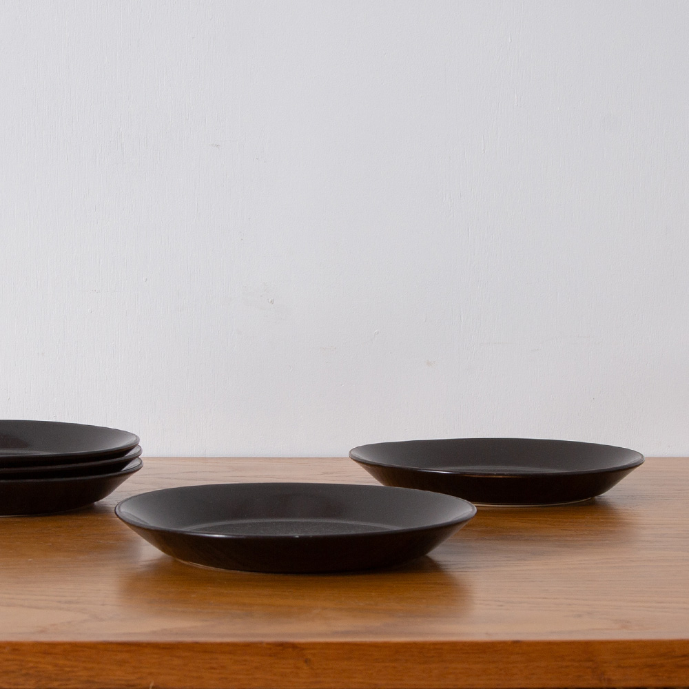 stoop | Plate “KILTA” for ARABIA by Kaj Franck in Black