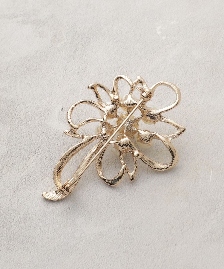 メタルフラワーフェイクパールブローチ（ブローチ/コサージュ