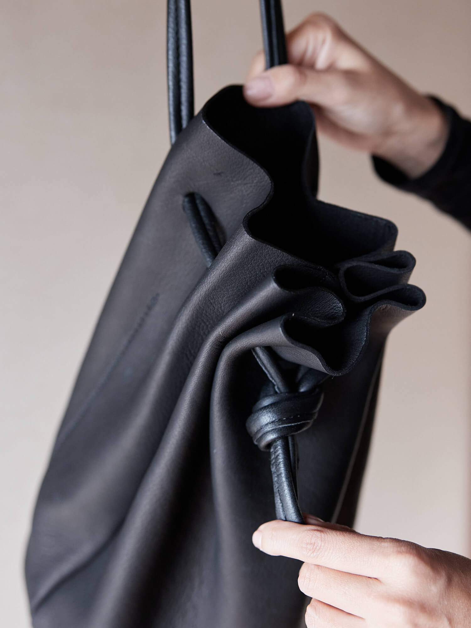 COKIA｜エルク巾着バック ブラック [店舗受取] – hitonoto