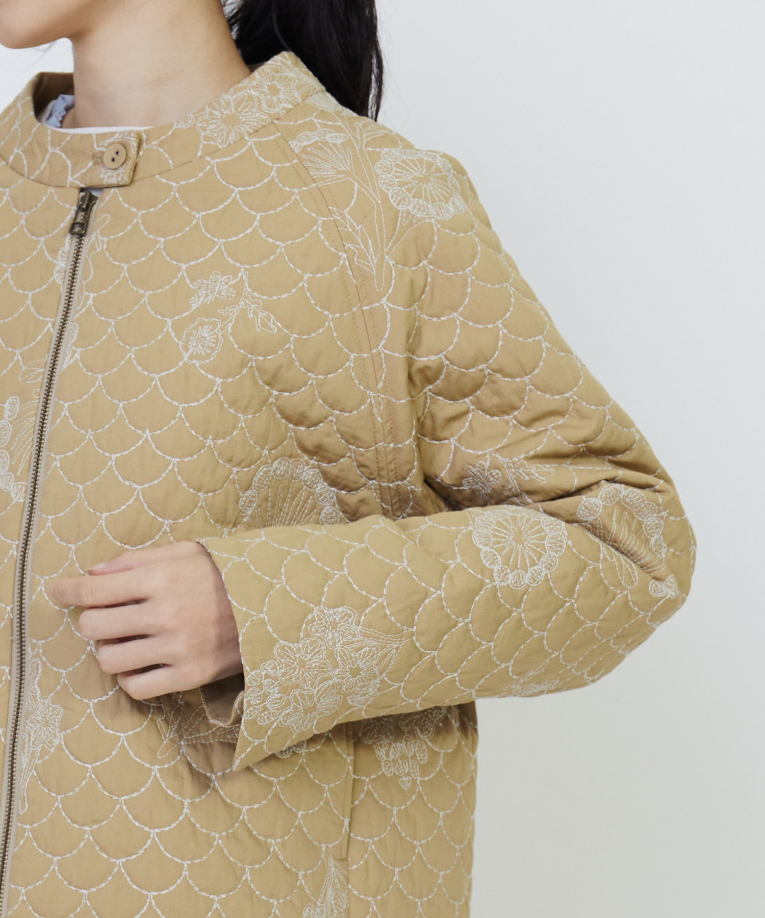 コットンリネンキルティング風刺繍ノーカラージャケット｜BIGI online