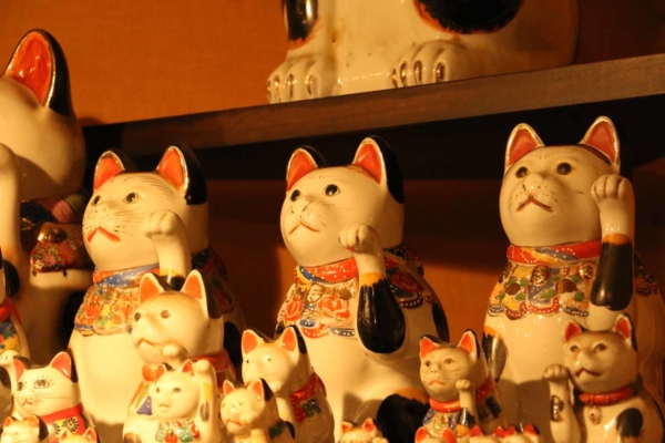 瀬戸「招き猫ミュージアム」で知る、招き猫の意味と楽しみ方。お金招き