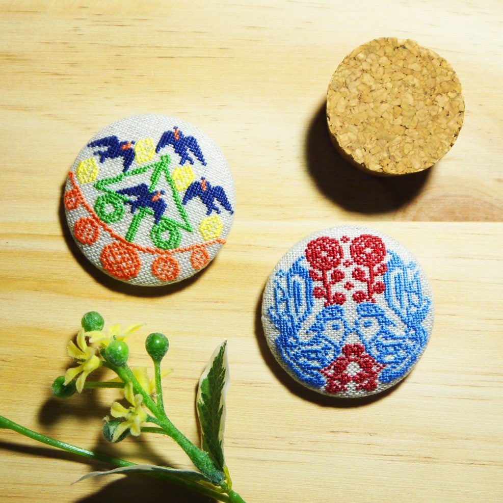 鳥と赤い実 北欧刺繍くるみボタンブローチ/ヘアゴム | der Kreis(デア