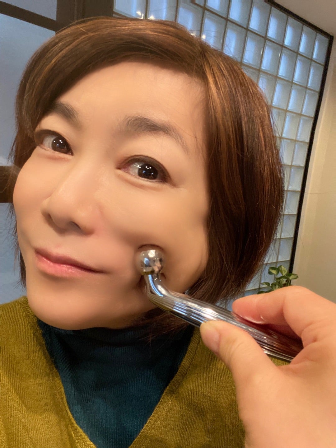 リファエスカラットレイは顔のツボにキュッと！ | 堀ちえみ