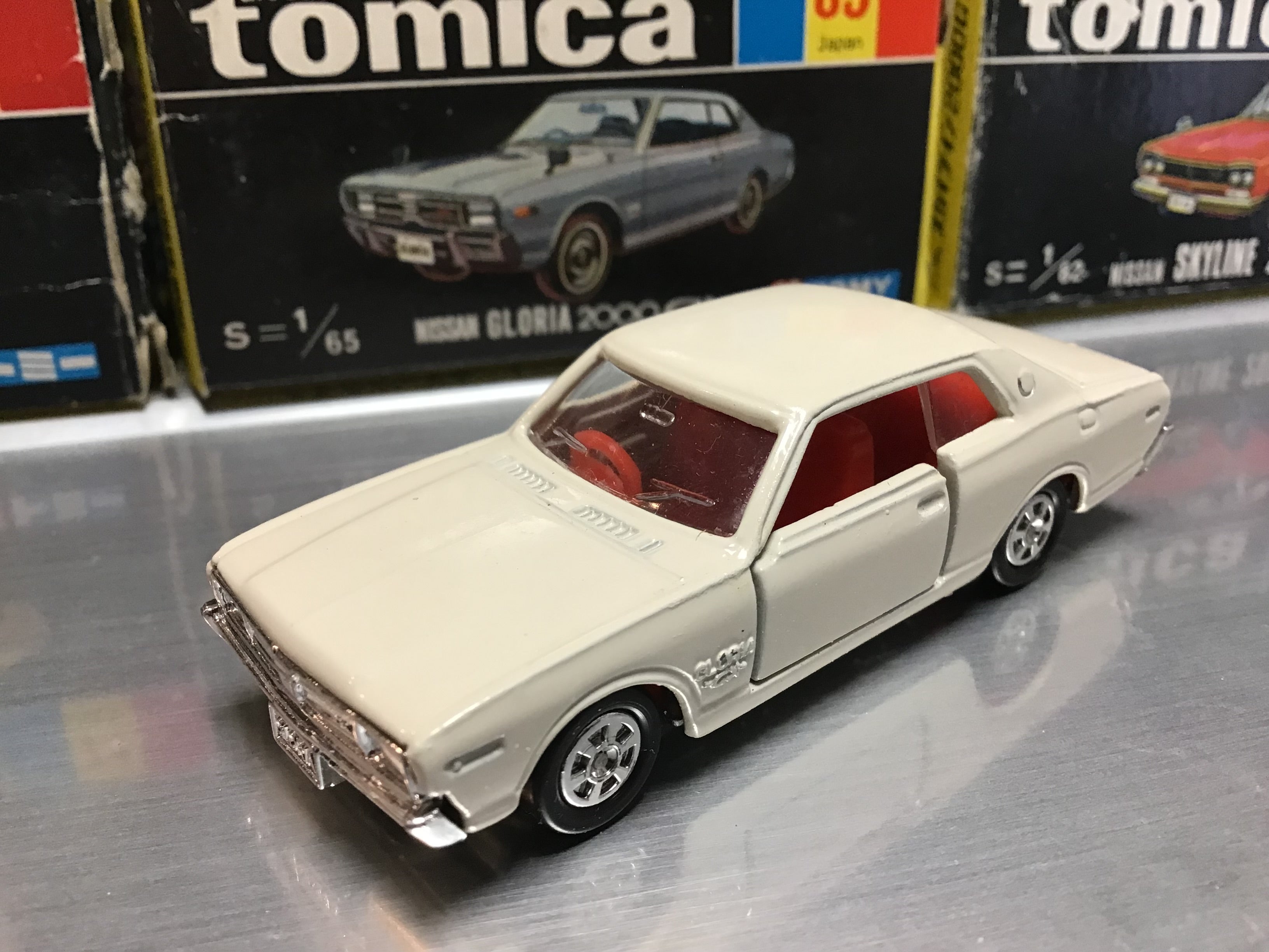 黒箱トミカNo85-1日産グロリアハードトップ2000GX | やなしゃんの