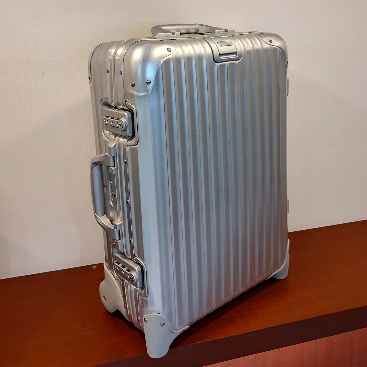 リモワトパーズ4輪機内持ち込み2012年購入