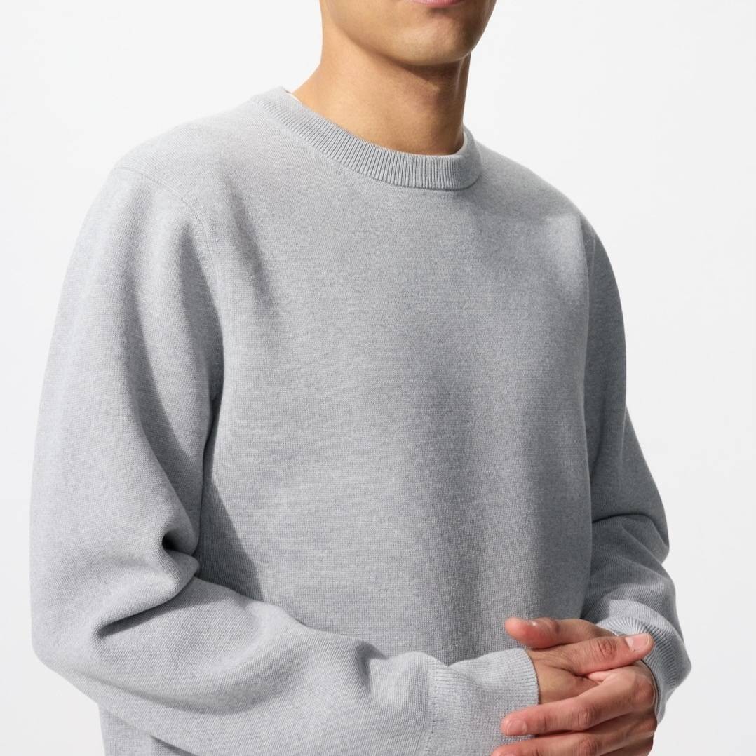 2025年秋冬のバズるセーターはUNIQLOのカシミヤハーフジップと