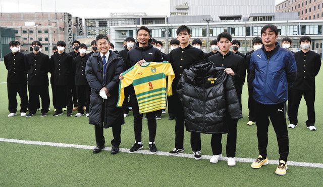 新デザインユニホームを 星稜高サッカー部OB・OG会寄贈：北陸中日