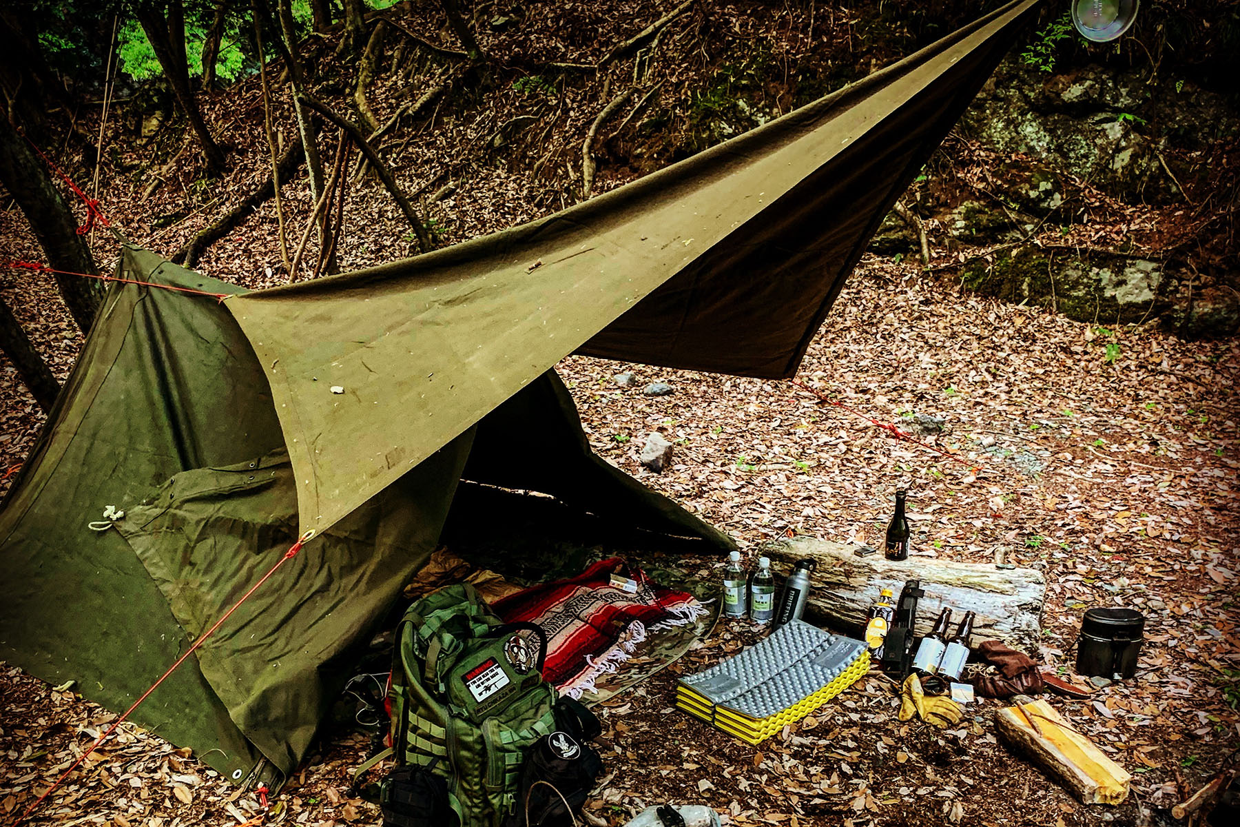 居住空間が広くなる！ポールレスで張るUSパップテント（軍幕）の設営