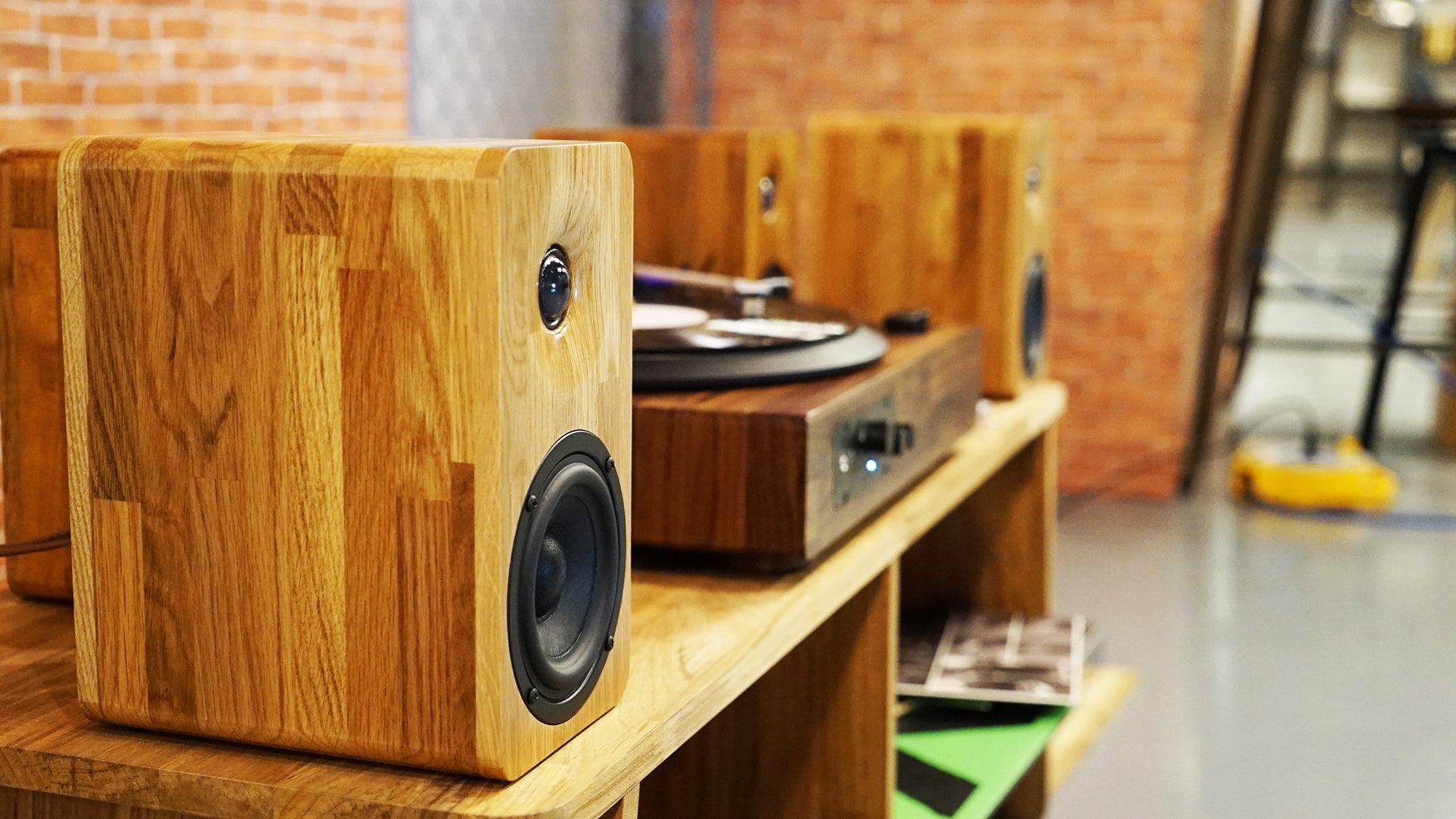 ナチュラルなサウンドを奏でる。家具職人が作る本物の木のレコード