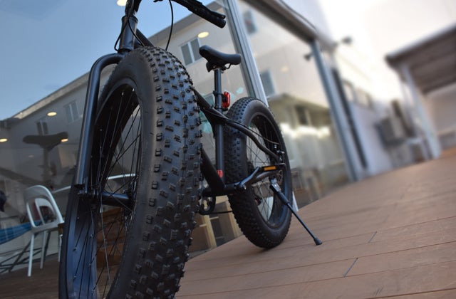 二度見される極太タイヤ。雪道、砂浜も走行可能な自転車「DAKAR