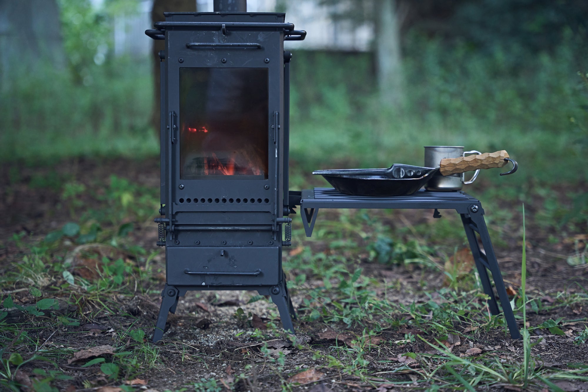 縦型のデザインと充実した機能、薪ストーブ「Flame Chest」誕生