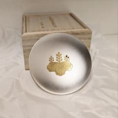 銀杯 純銀 永年勤続表彰 防衛大臣 五七の桐紋 木箱付き - メルカリ