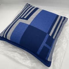 極美品】エルメス アヴァロンPM クッション カシミヤ混 青 - メルカリ