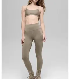 2026年最新】alo yoga レギンスの人気アイテム - メルカリ