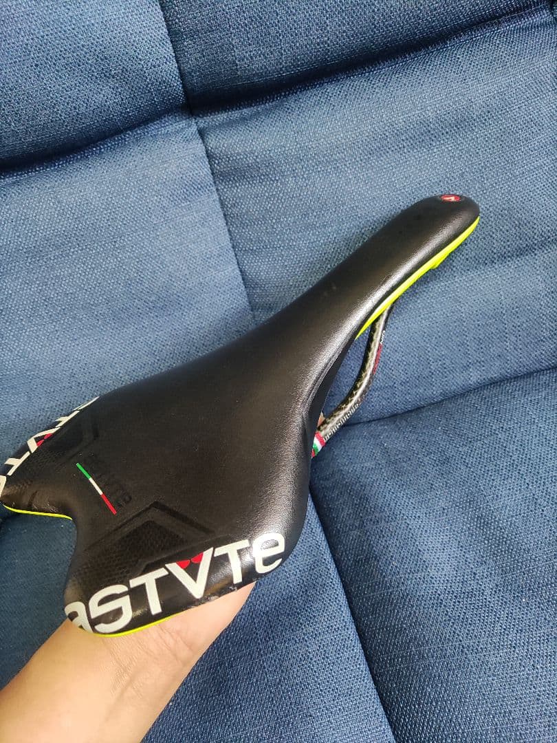 astute エルゴノミックカーボンサドル 200g