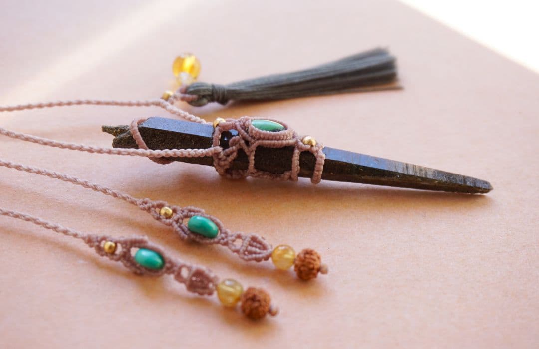 《まっすぐに》ヒマラヤ産クローライトクリスタル　ターコイズ　マクラメ　ネックレス