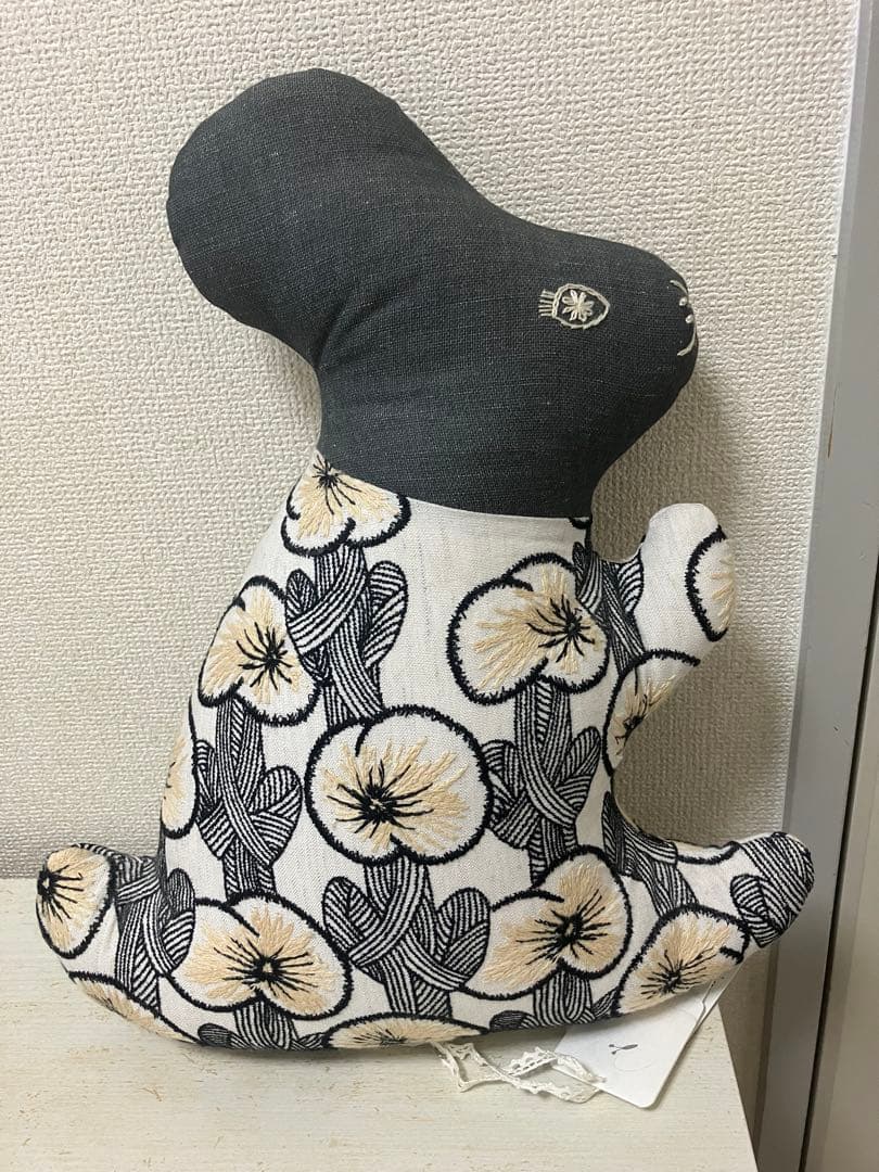 子ウサギクッション ぴょこっと顔出す うさぎとくつろぐクッション│YOU+MORE！│フェリシモ