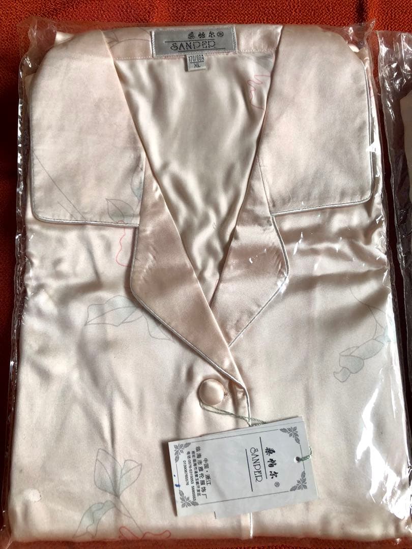 シルクパジャマ 2枚セット《未使用》 身幅L40cm／XL45cm