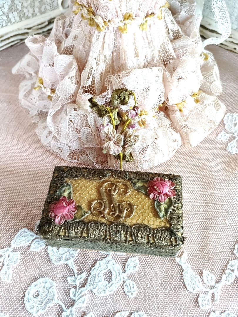 ロココリボンとメタルブレードのカルトナージュボックス&モノグラムパーツと布花 ロココリボンとメタルブレードのカルトナージュボックス&モノグラム
