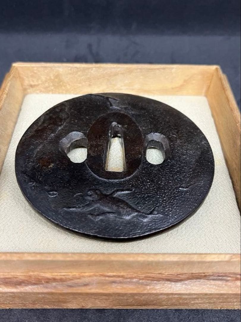 【鍔】鉄製 鷹と猿の彫刻 猛禽捕猿図鐔 刀 江戸時代 216.04g