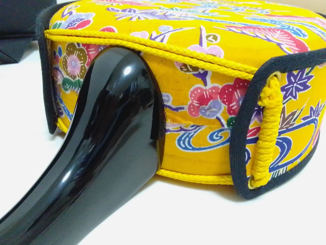 沖縄 三線 付属品多数 イエロー デザイン三線 和楽器 本体 ケース付