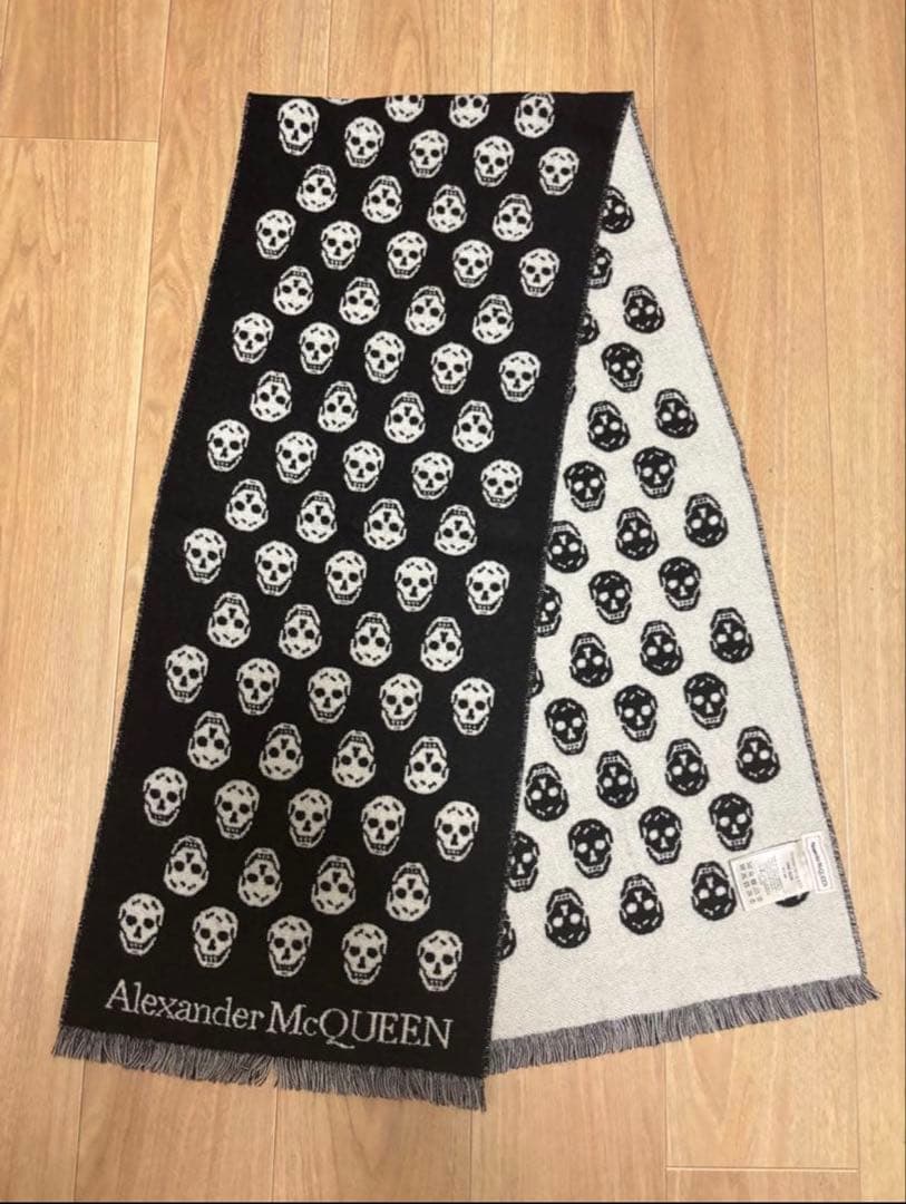 Alexander McQueen スカル柄マフラー 白黒 - 小物アウトレット ショップ
