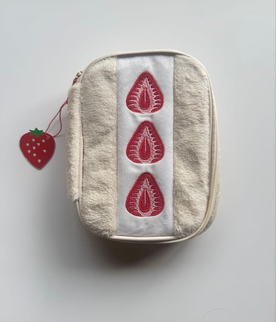 韓国 苺のサンドイッチ ポーチ ILLITウォンヒちゃん愛用 イチゴ柄