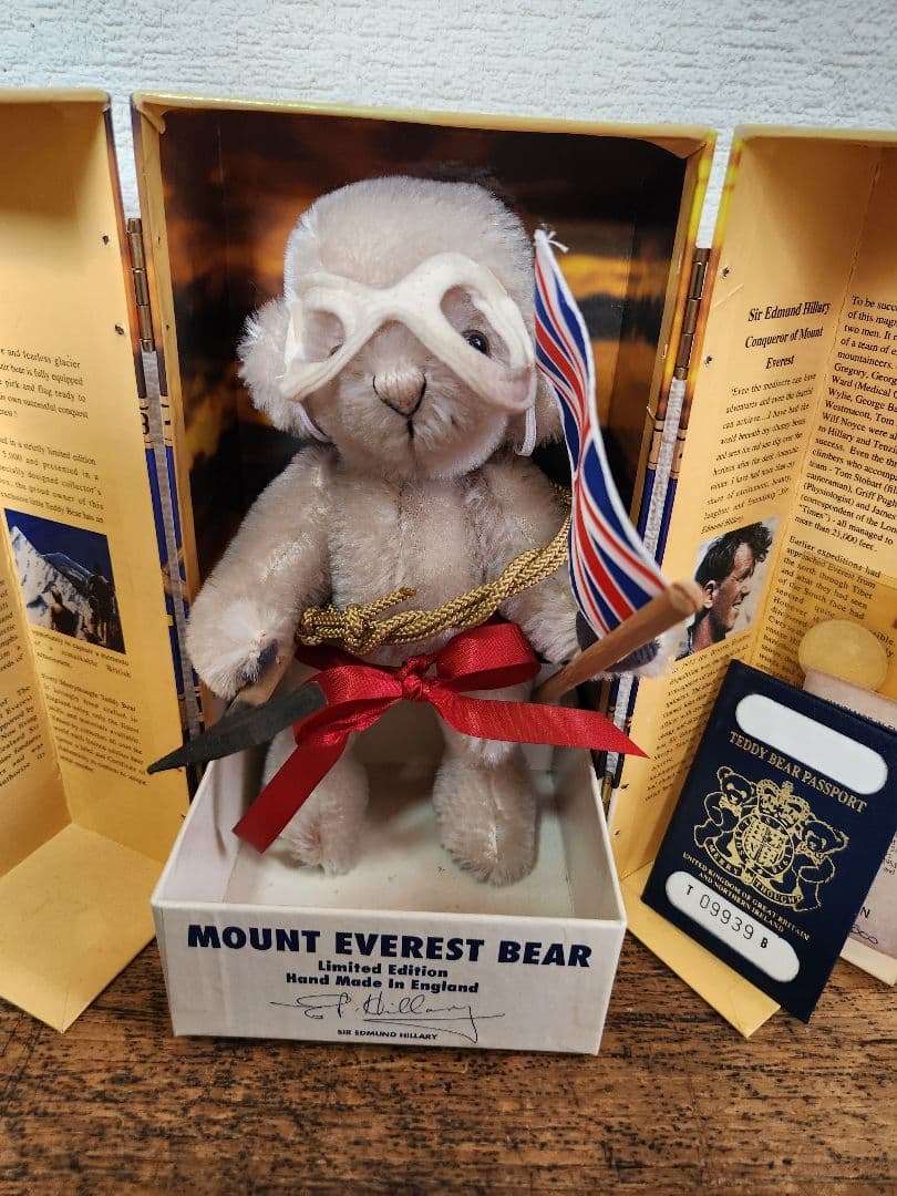 Merrythought Mount Everest Bear 限定版 Four Merrythought limited edition teddy bears, comprising Mount