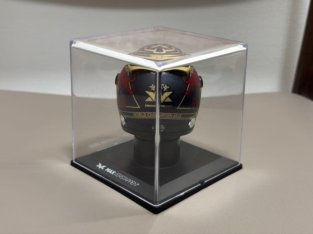 マックスフェルスタッペン 2023ワールドチャンピオンヘルメット 1/4