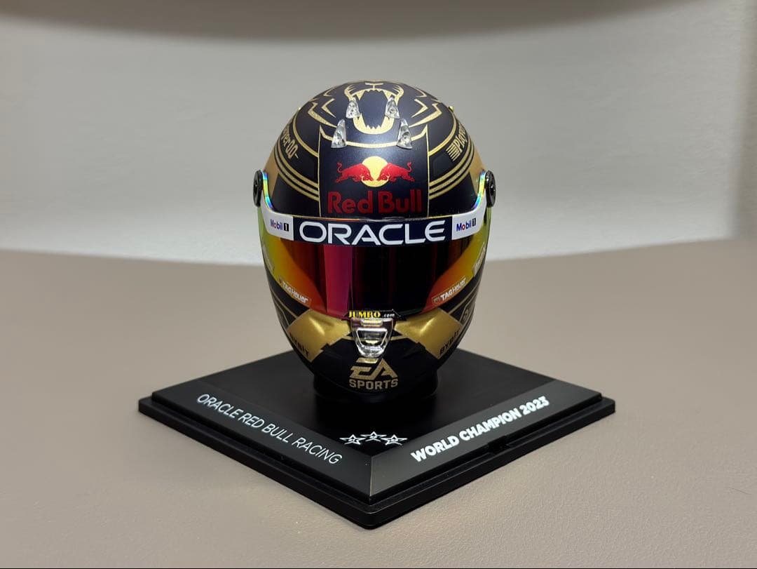 マックスフェルスタッペン 2023ワールドチャンピオンヘルメット 1/4