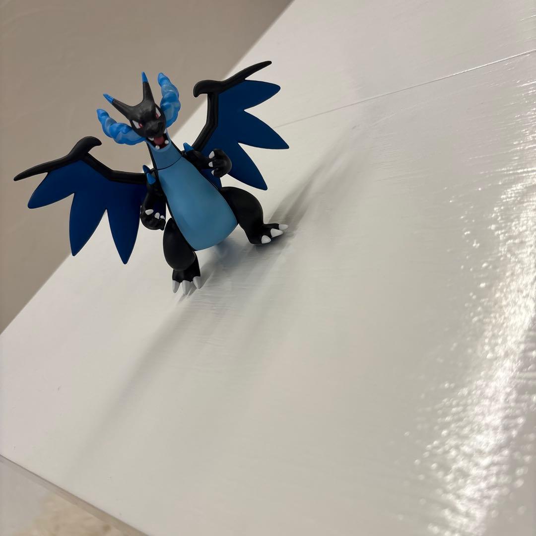 リザードン フィギュア 黒と青 約10cm - メルカリ