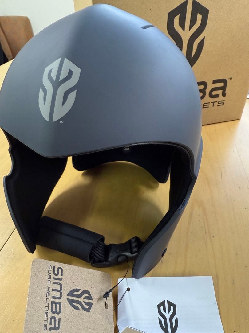 SIMBA マットブラック サーフィンヘルメット サイズS Simba - Sentinal Surf Helmet in Black and Pearl White