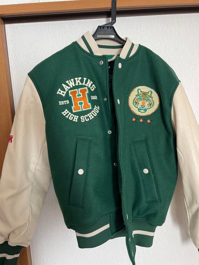 StrangerThings Hawkins High School スタジャン Hawkins High Stranger Things Varsity Jacket | Netflix Shop