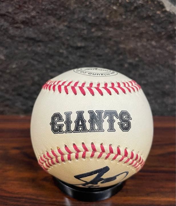 ジャイアンツ菅野智之、小林誠司選手直筆サインボール投げ入れ