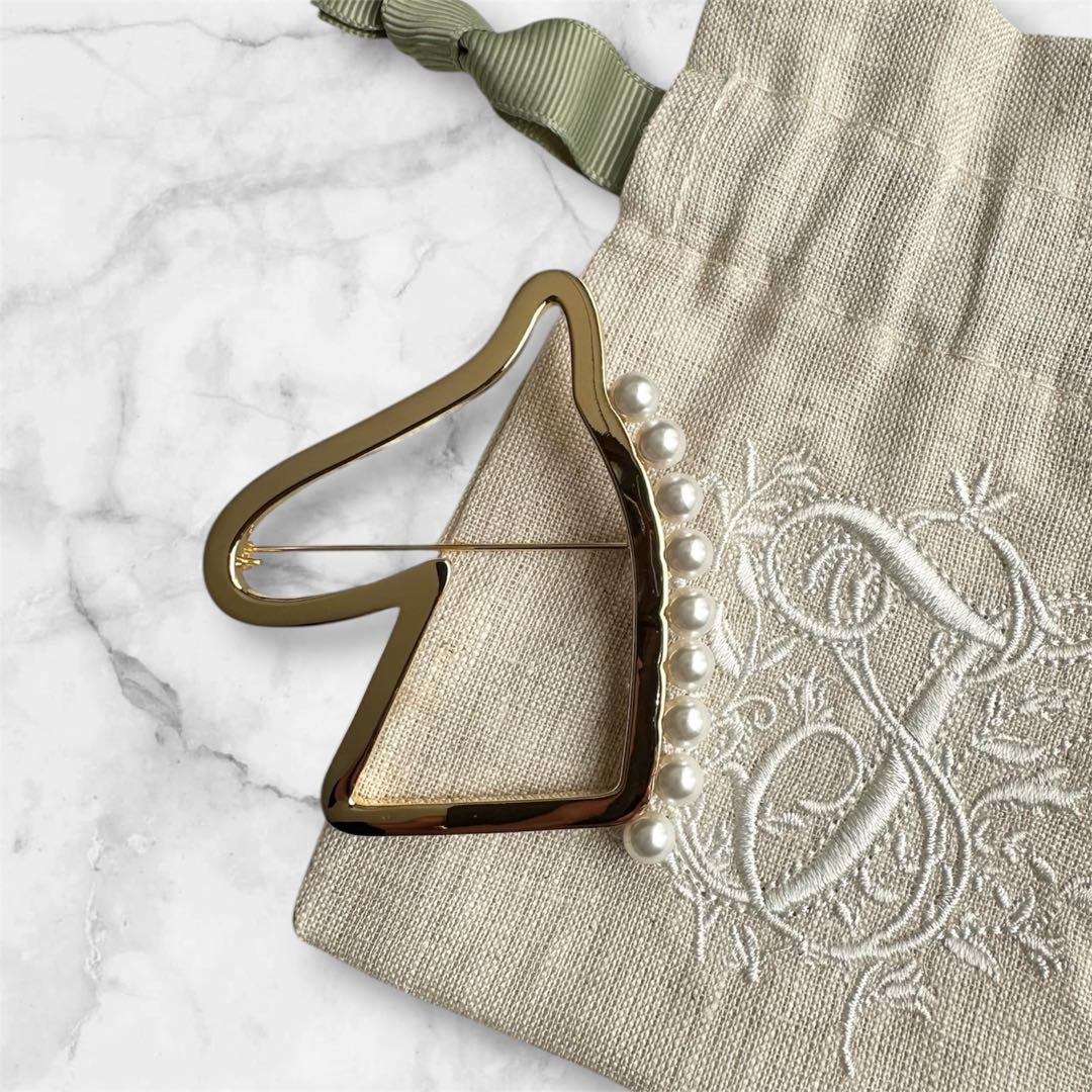 SEVEN TEN by miho kawahito ホースブローチ Medium Cocoon Shaggy Coat / Horse Brooch”｜seventen