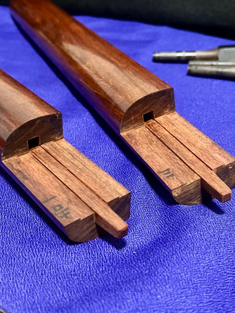 津軽三味線 段違い二本溝 トチ有 本鼈甲撥 軽量ハードケース付き 皮