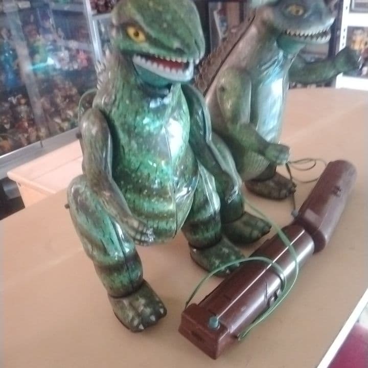 《最終お値引き：早い者勝ち》ゴジラ＆バラゴン2体とリモコン装置セット