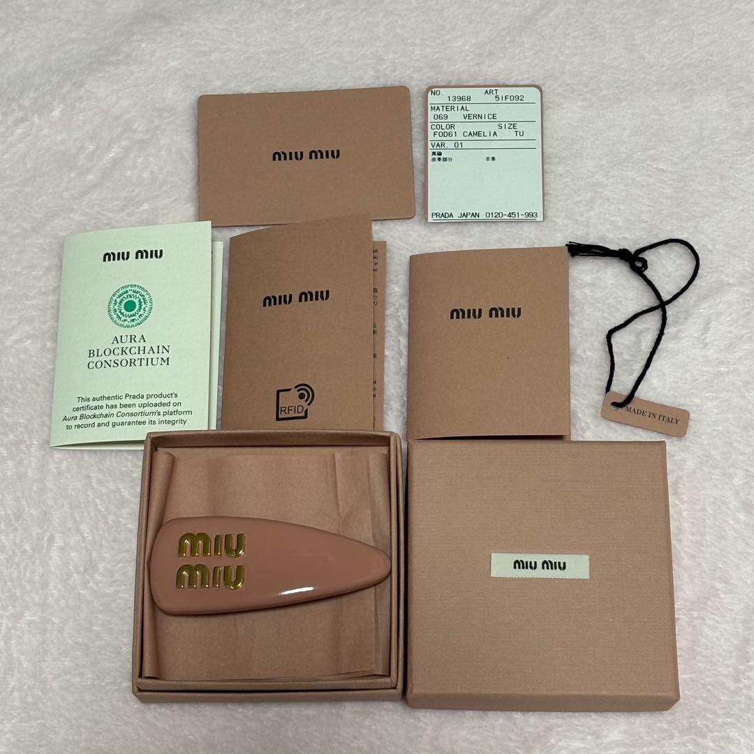 【正規品】miu miu パテントレザーヘアクリップ ヘアピン ピンク miu miu（ミュウミュウ） ヘアアクセサリー パテントレザー ヘア