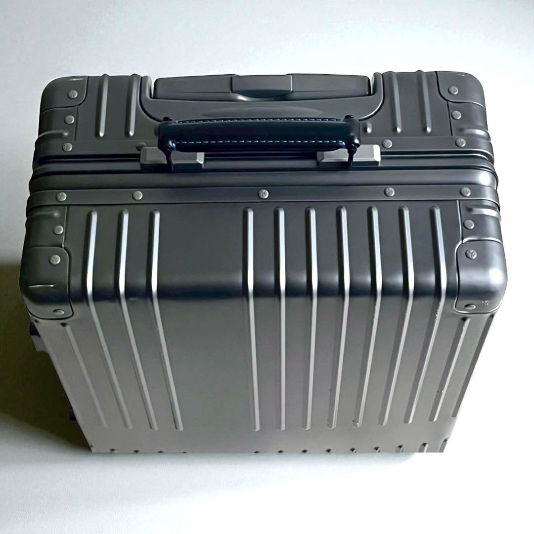 希少 ガンメタ調】イノベーター 4輪アルミスーツケース36L 機内